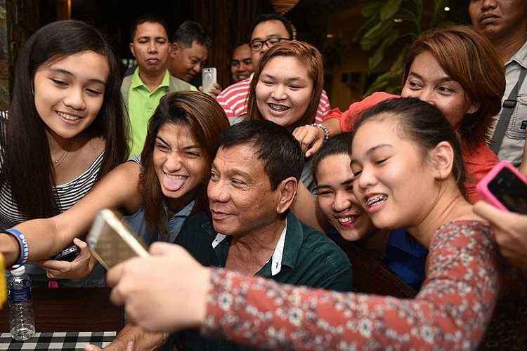 philippines president rodrigo duterte taking selfies with supporters